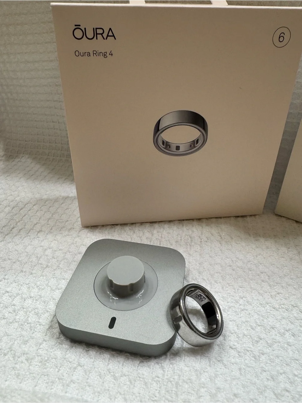Oura Ring 4 and wireless Travel Charging Case in Silver Size 6